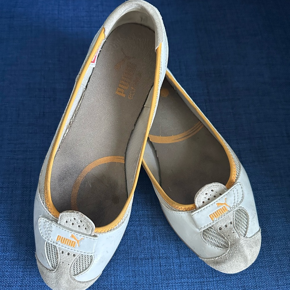 Puma Women's Lt cream ballet flats with Orange Trim. 9 - Picture 8 of 9